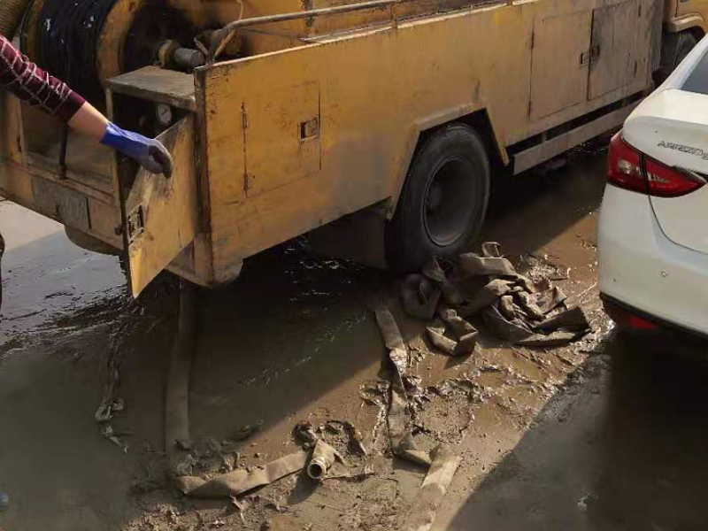 江阴市大型真空吸粪车抽粪,高压清洗管道,疏通管道